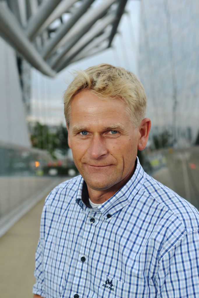 Portrettbilde av Svein Åge Johanson, daglig leder i Profundo. Han har på seg blårutete skjorte og er utendørs.
