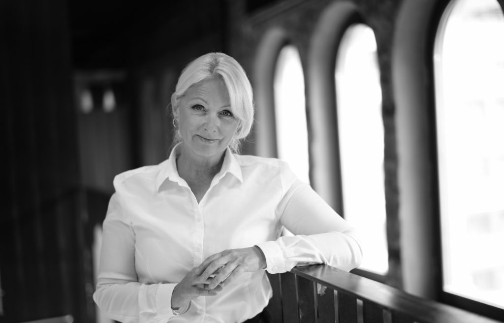 Siri Nodland, generalsekretær i Fundraising Norge. Hun har på seg hvit skjorte.