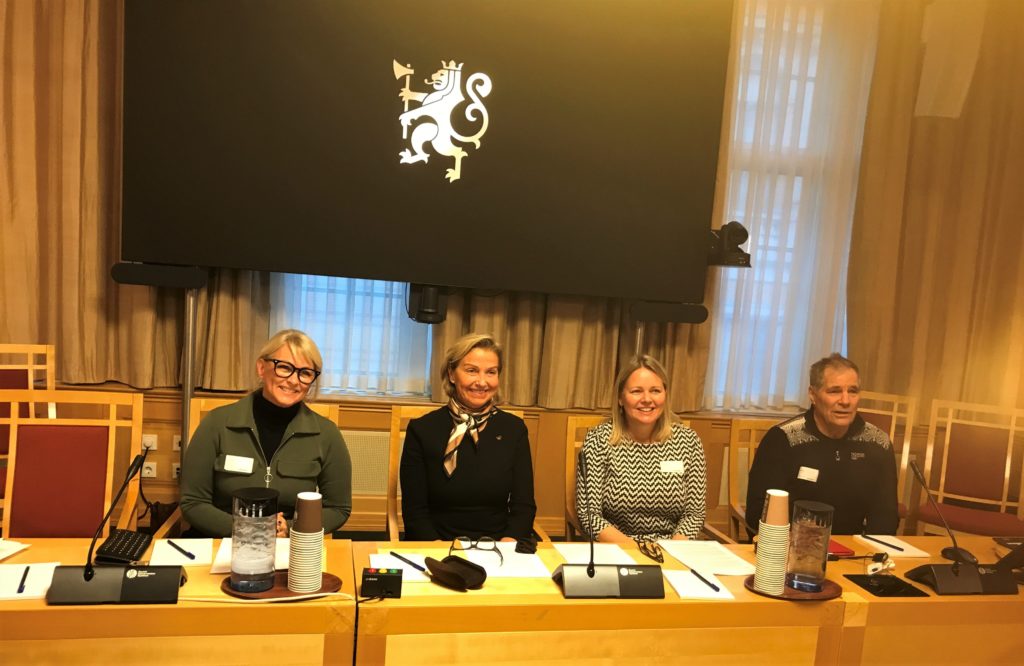 Fra venstre: Siri Nodland fra Fundraising Norge, Berit Kjøll, Frida Blomgren og Nils Einar Aas fra Norges Idrettsforbund. 