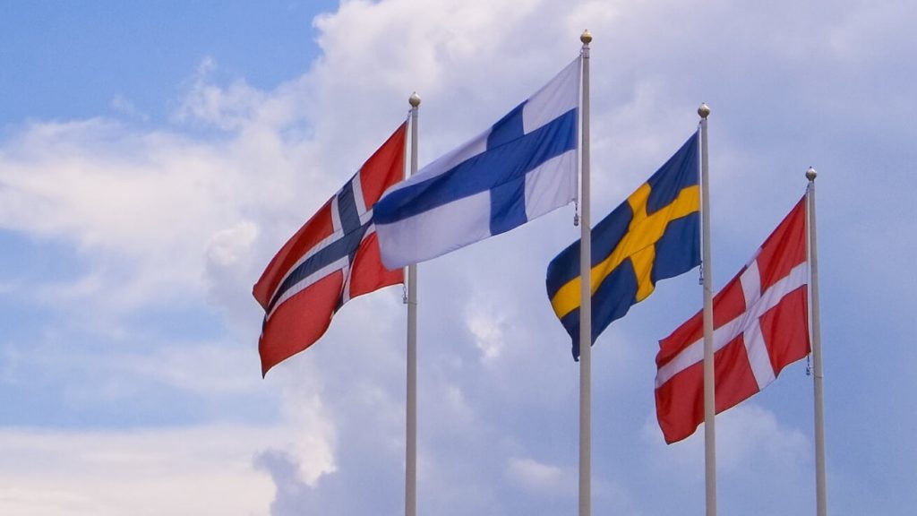 Bilde av de nordiske flaggene. Skal illustrere samarbeid om en konferanse mellom Norge, Sverige, Danmark og Finland. 
