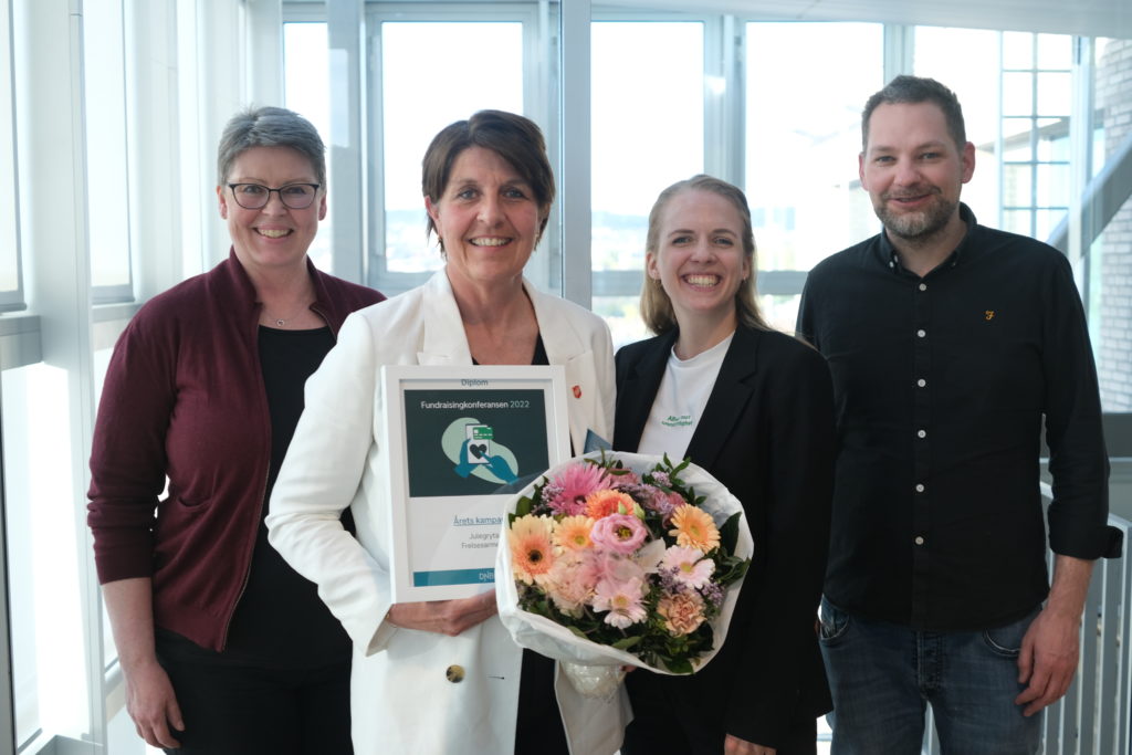 Fire ansatte i Frelsesarmeen som tok imot prisen for Årets kampanje 2022.