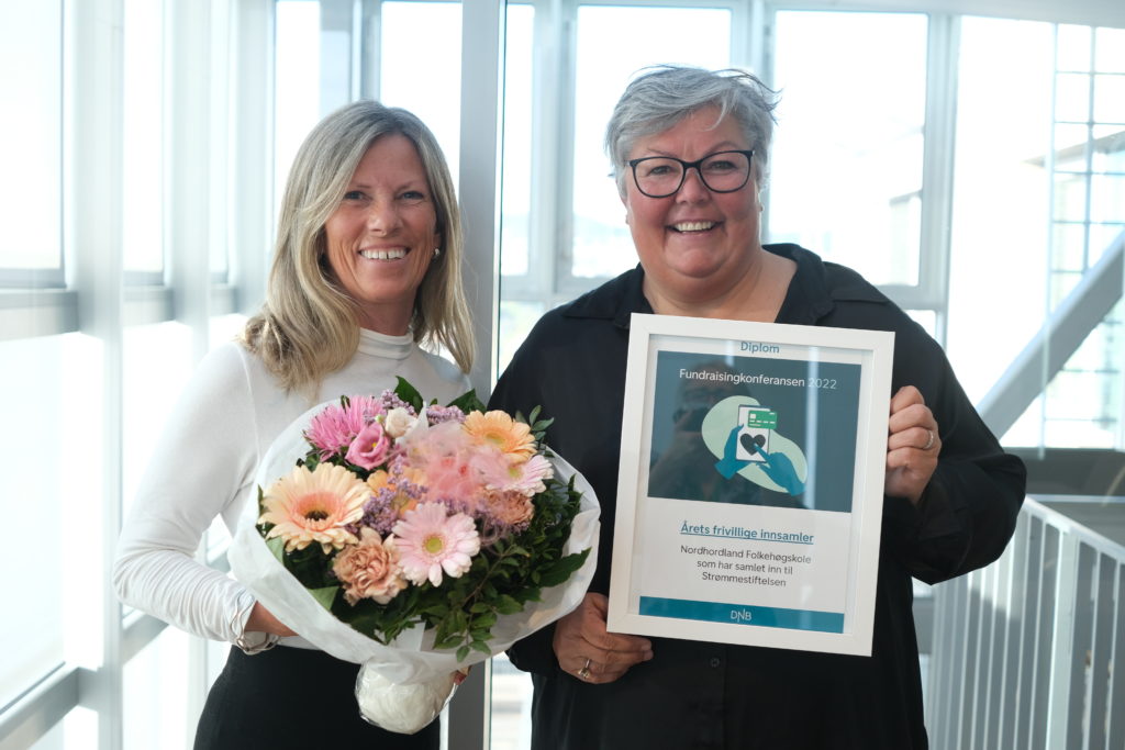 Turid Skjævestad og Gro Justnæs Kiledal tok imot prisen for Årets frivillige innsamler på vegne av Nordhordland Folkehøgskole. 