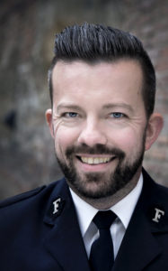 Portrettbilde av Geir Smith-Solevåg, kommunikasjonssjef i Frelsesarmeen. Han har på seg Frelsesarmeens uniform.