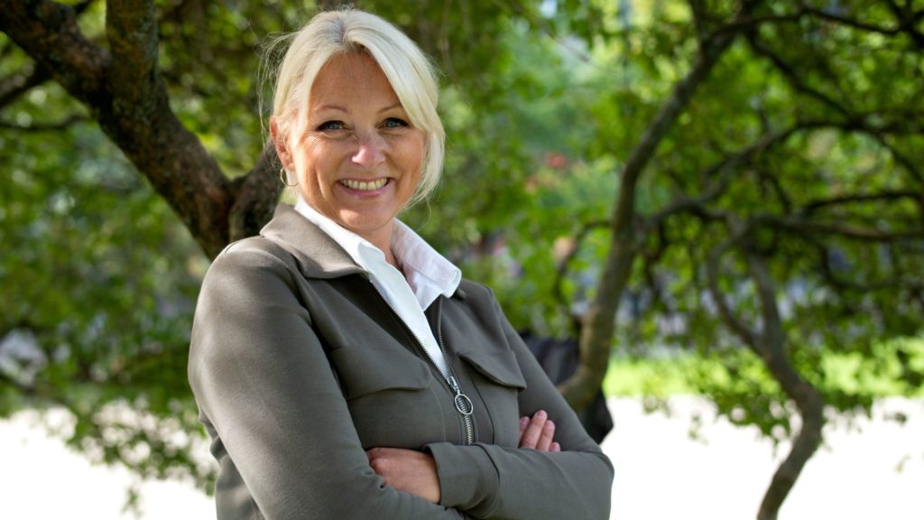 Siri Nodland, generalsekretær i Fundraising Norge. Hun har på seg hvit skjorte og grønn jakke. 