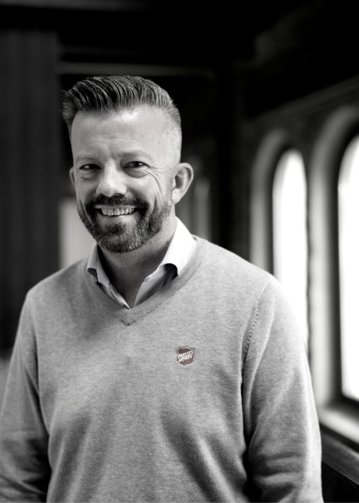 Geir Smith-Solevåg, styremedlem i Fundraising Norge. Han har på seg grå genser med Frelsesarmeen sin logo på. 