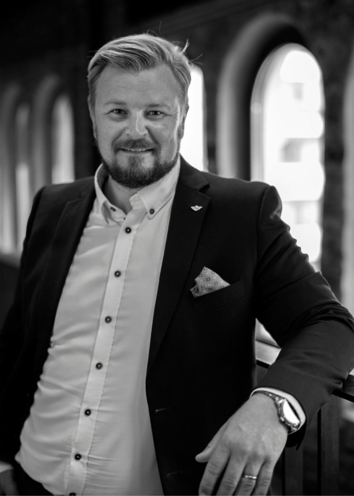Karl Magnus Rohde-Næss, styreleder i Fundraising Norge. Han har på seg sort jakke og hvit skjorte. 