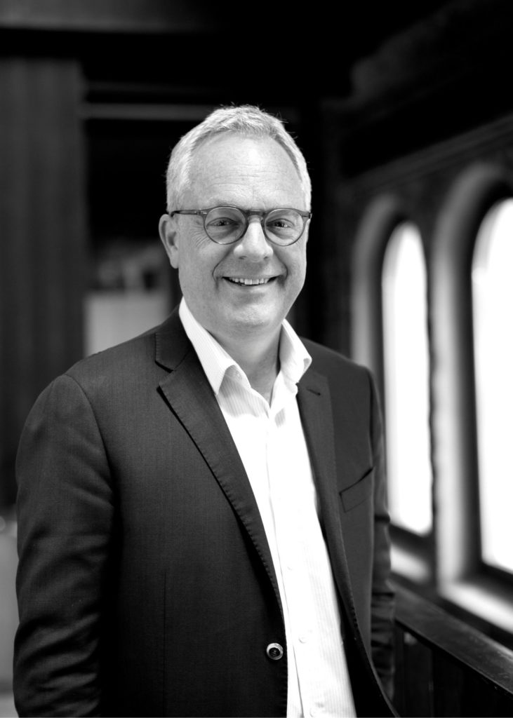 Øystein Eriksen Søreide, nestleder i styret til Fundraising Norge. Han har på seg sort jakke og hvit skjorte.