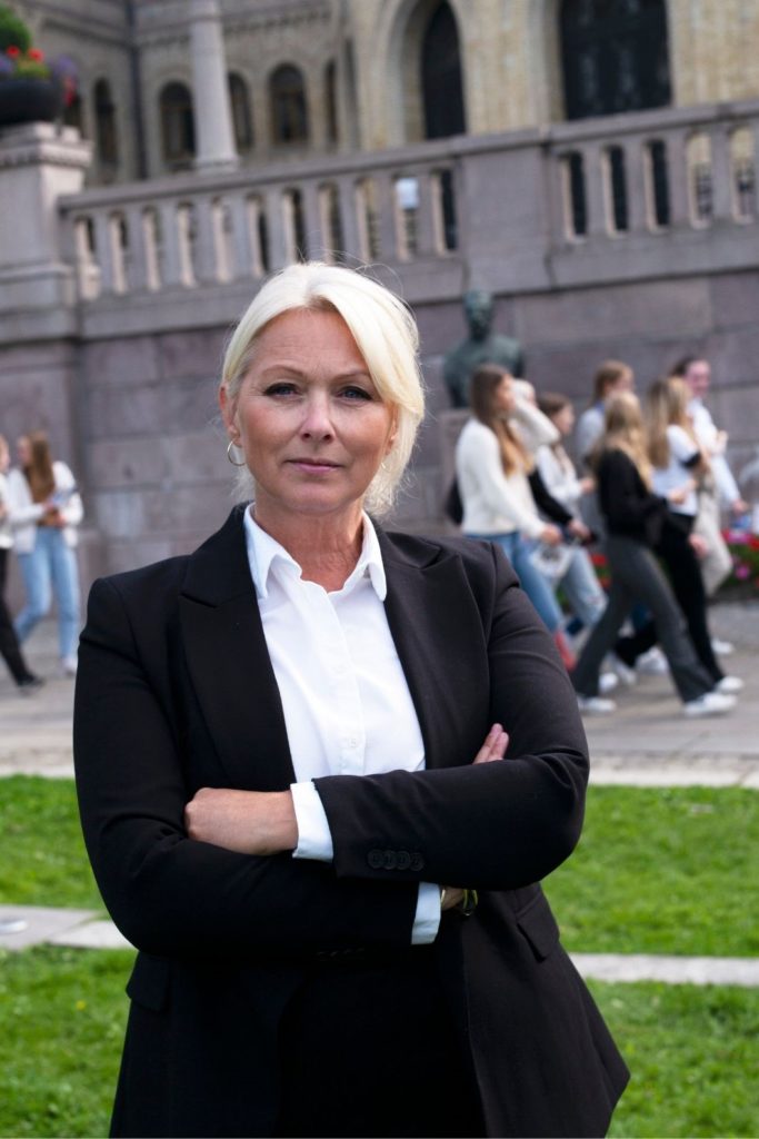 Siri Nodland, generalsekretæren i Fundraising Norge, står utenfor Stortinget. Hun mener at styrkning av skattefradragsordningen for gaver til ideelle og frivillige organisasjoner må prioriteres i statsbudsjettet for 2024.