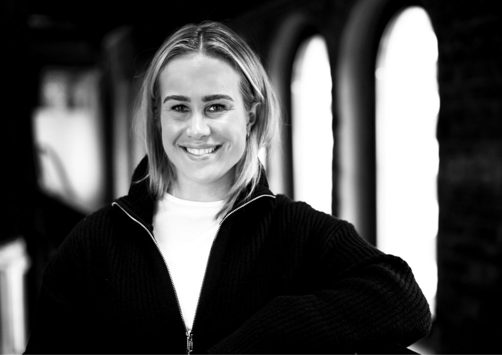 Vilde Bakås, administrasjonskonsulent i Fundraising Norge. Hun har på seg hvit topp og sort genser. 