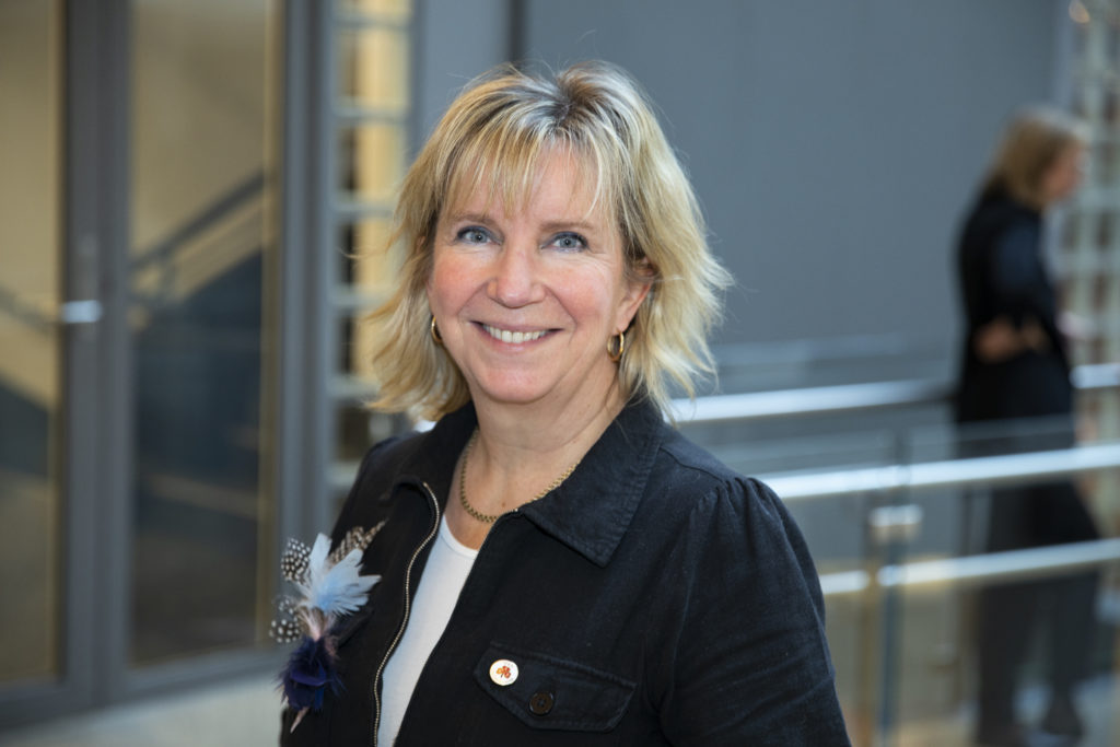 Christina Johnsen, seniorrådgiver næringsliv og marked i Norske Kvinners Sanitetsforening. Hun har på seg hvit topp og en mørk jakke. 