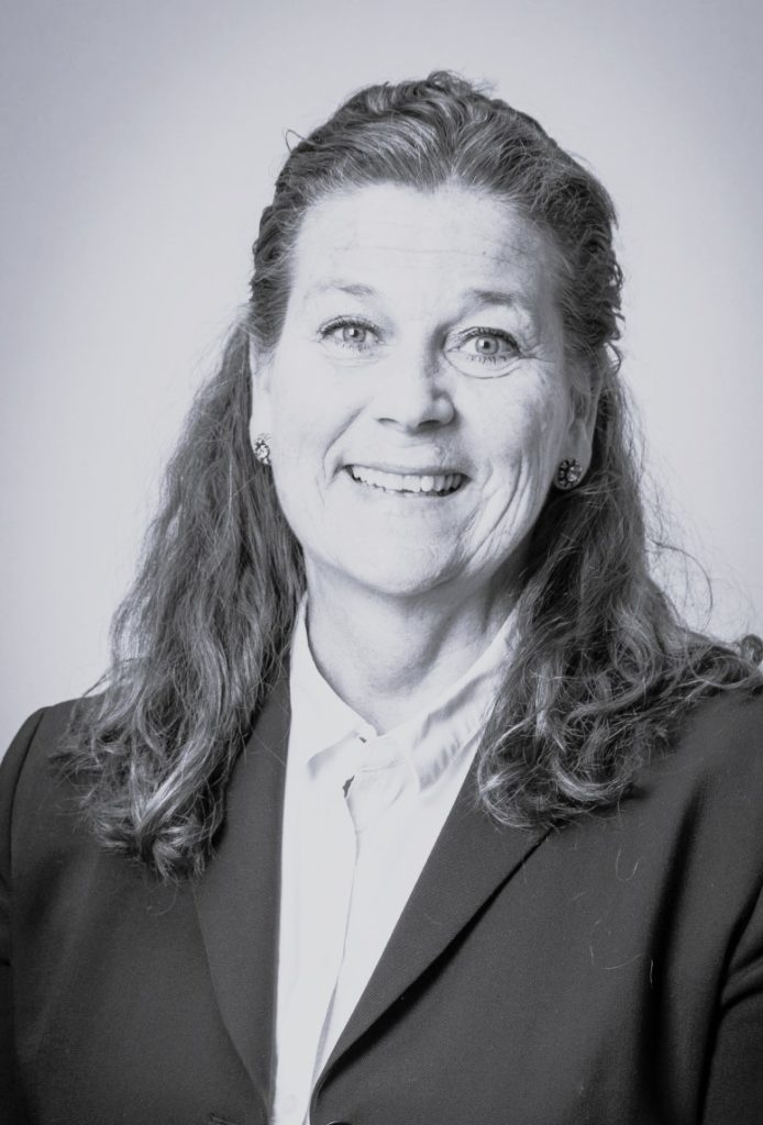 Ellen Damhaug Scheel, 2 varamedlem i styret til Fundraising Norge. Hun har på seg hvit skjorte og sort blazer. 