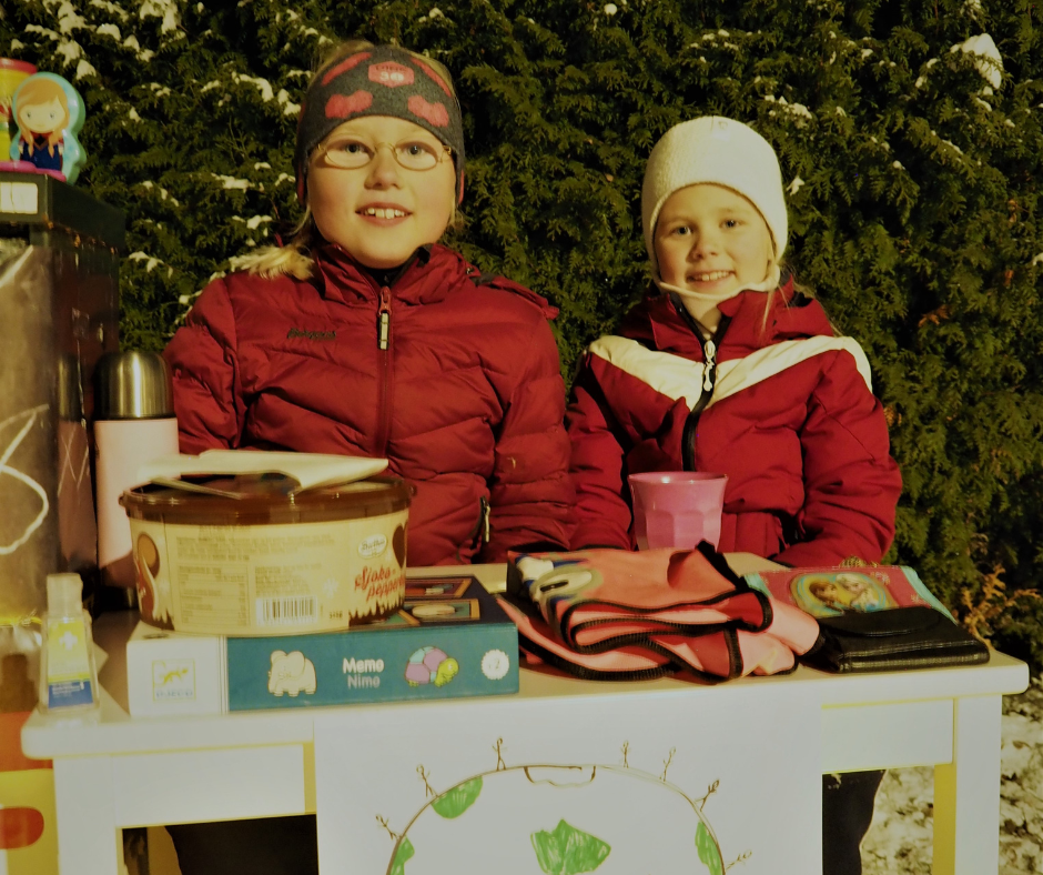 Henriette og Hannah hadde stand der de solgte tingene sine på GivingTuesday til inntekt for Redd Barna.